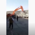 VIDEO: empleado molesto destruye camiones de sus jefes con una excavadora porque no le pagaron