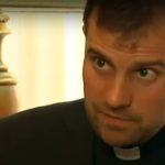 Polémica rodea a un obispo de España que dejó el cargo por tener una relación sentimental, pero señalan que está “poseído”