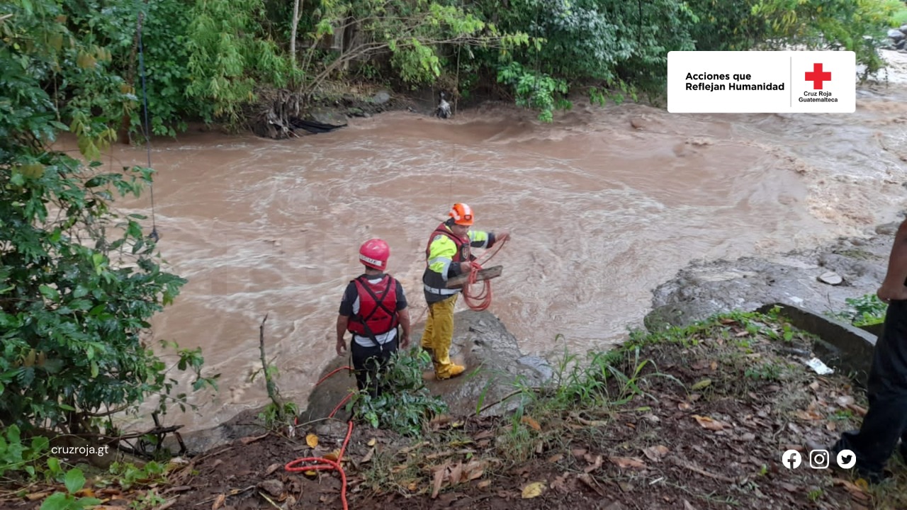 Río Tzununá arrastra a tres niños, uno es rescatado y bomberos continúan la búsqueda