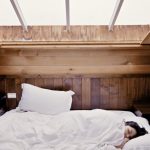 Dormir y ver series de Netflix: el peculiar empleo que ofrece una compañía en Reino Unido