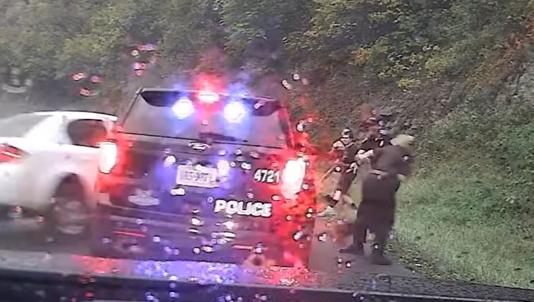 El impactante video que muestra el momento en que un policía salva a su compañera de ser atropellada
