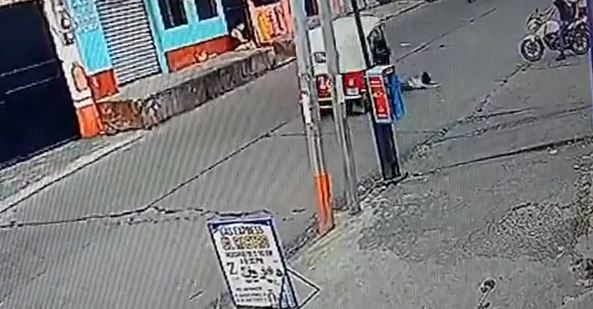 Video: el impactante momento en que niña es arrollada por mototaxi al cruzar la calle