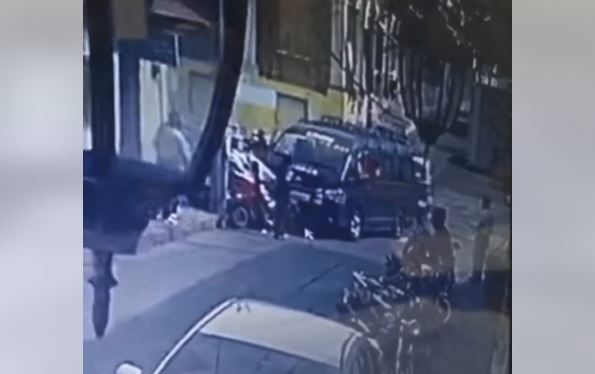 Graban el momento de la colisión entre un microbús y un mototaxi en Retalhuleu