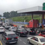 Guatemaltecos abarrotan peaje de autopista para salir de la capital: hasta 30 mil vehículos por día en “fin de semana largo”