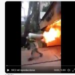 Video: Bombero pone en riesgo su vida para evitar una explosión y carga un cilindro de gas en llamas