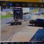 El impactante video de cómo un picop rebasa a tráiler, arrolla a motorista y se estrella con otro camión en Retalhuleu