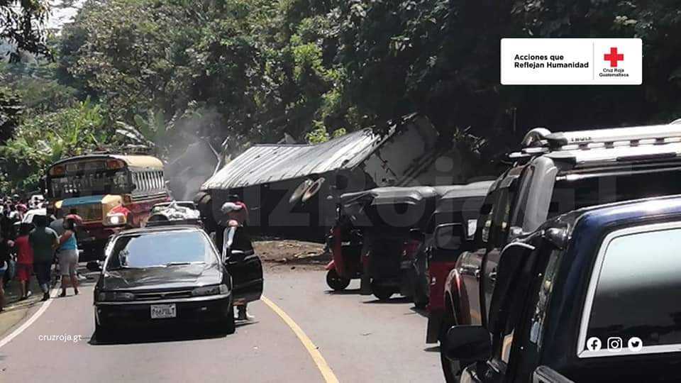 Cuatro muertos en ruta de Reu a Xela por choque de tráiler, autobús, mototaxi y dos particulares