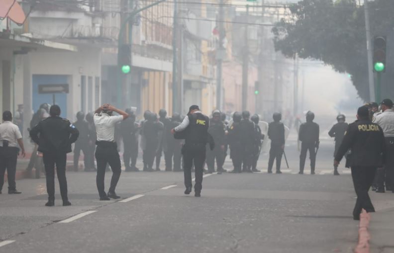 Veteranos militares provocan disturbios, lanzan piedras e ingresan por la fuerza en el Congreso