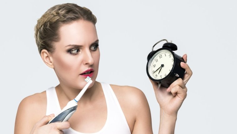 ¿Son dos minutos suficientes para lavarnos los dientes? Analizamos la evidencia científica