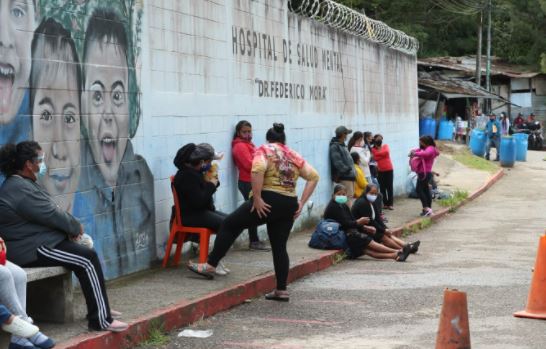 “Yo no es que esté loca”: la historia de la paciente que sufrió ataque epiléptico frente al Federico Mora por falta de medicina