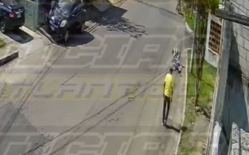 Graban violento asalto contra mujer que se movilizaba por una calle de la zona 18