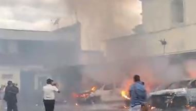 Vehículos incendiados durante protesta de veteranos militares en el Congreso. (Foto: Henry Montenegro) 