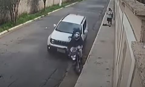 VIDEO: automovilista arrolla a motoladrones y manda a uno al hospital con la pierna rota