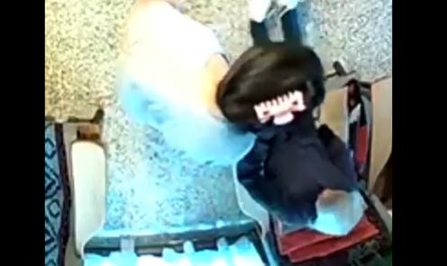 El video que revela cuando mujer agredía con patadas y golpes a una señora de 100 años que debía cuidar