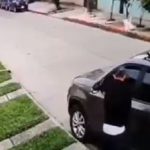 Impactante: graban cómo sujeto amenaza a mujer y le roba vehículo en Mixco