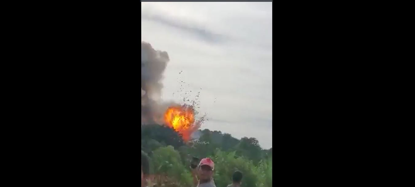 VIDEOS: bomberos combaten un incendio en una cohetería de San Raymundo