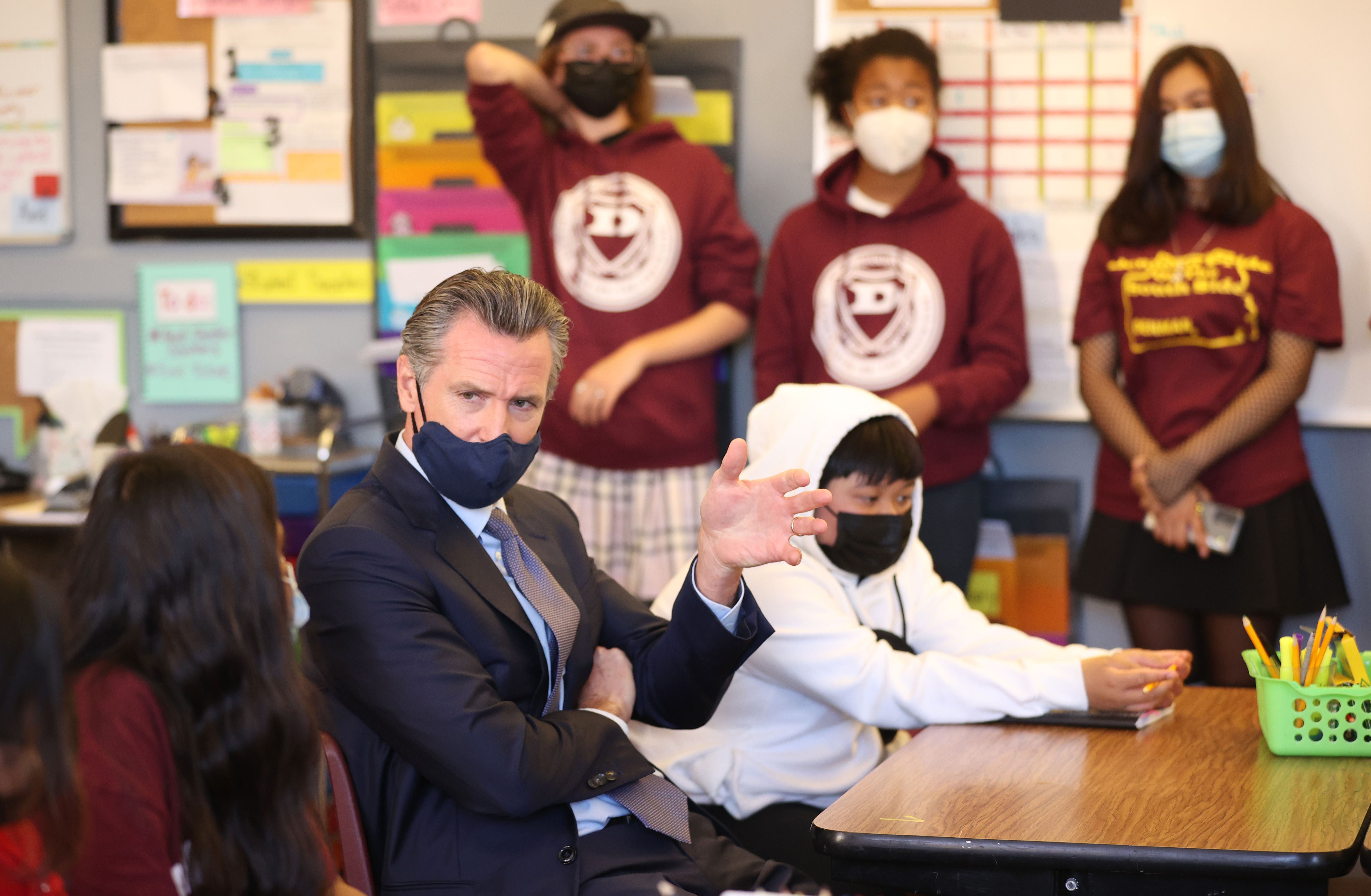 California exigirá que estudiantes de más de 12 años que quieran tomar clases presenciales estén vacunados