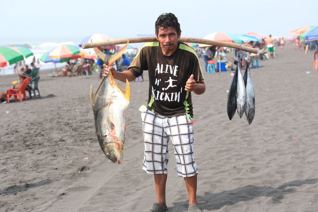 Guatemaltecos visitan el puerto de San José por fin de semana largo