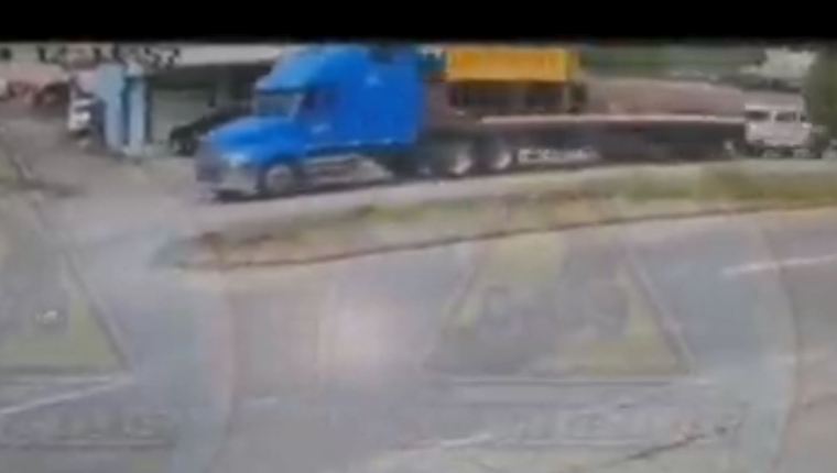 Cámara capta el momento en que un piloto empotra su picop contra una plataforma en la ruta al Atlántico