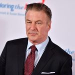 Alec Baldwin rompe el silencio ante el trágico accidente que arrebató la vida de Halyna Hutchins: No hay palabras que expresen mi tristeza”