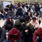 Localizan a 75 migrantes centroamericanos “temblando de frío” dentro de un camión refrigerado en Texas