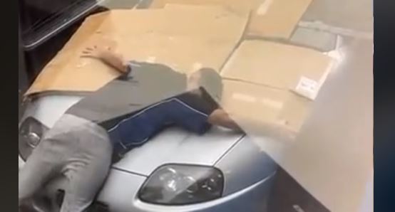 ¿Qué tanto quiere su vehículo? Video de joven tratando de proteger su carro del granizo se hace viral