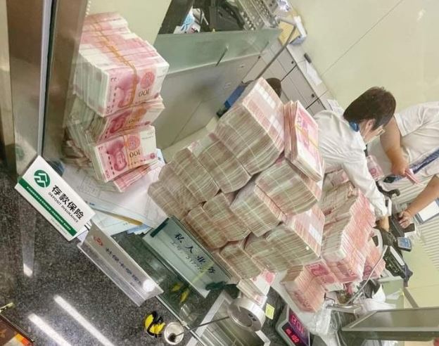 Costoso berrinche: guardia de banco le pide a millonario chino colocarse bien la mascarilla y este retira todo su dinero en efectivo