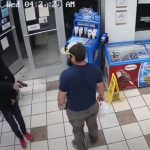 Cámara capta el momento en que hombres armados intentan asaltar una tienda en Arizona, pero son sometidos por un exmarine