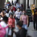 Gobierno hace otra modificación a las restricciones y flexibiliza el uso de mascarilla, que solo será obligatoria en municipios en rojo