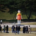 “Luz roja, luz verde”: muñeca de “El juego del calamar” atrae seguidores a parque de Seúl