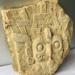Un fragmento de una estela maya que iba a ser subastada en Francia fue recuperado por autoridades de Guatemala