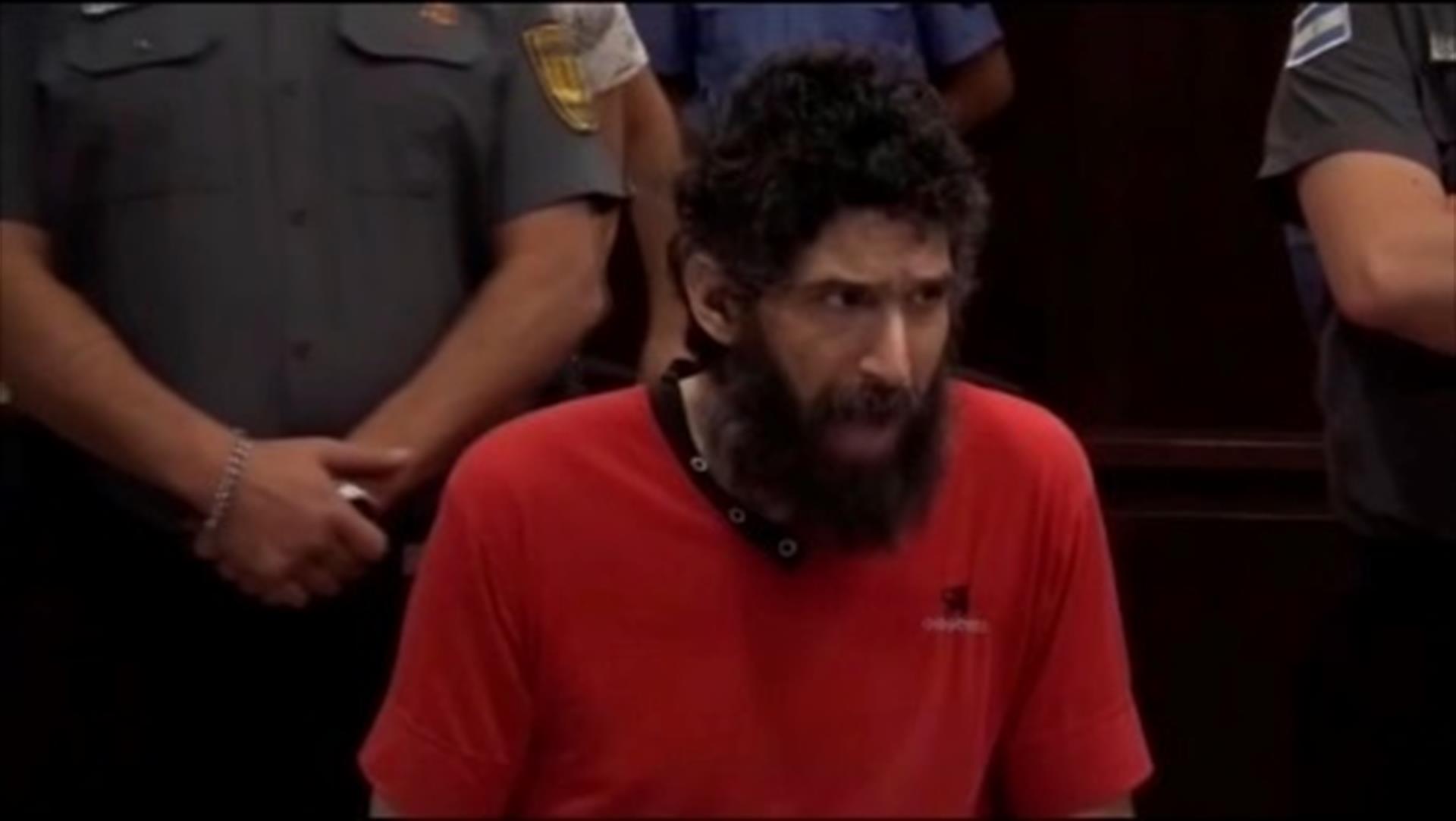 “Hombre gato” acusado de asesinato es desalojado de corte argentina por no dejar de “maullar”