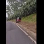 Mototaxista vuelca en carretera en Suchitepéquez y el accidente queda grabado en video