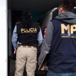 Autoridades realizan cateos para desarticular banda que falsificaba documentos de viaje e identidad que luego enviaban a migrantes en Estados Unidos