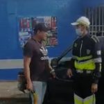 Imágenes: el altercado entre un comerciante y un agente de la PMT en la zona 13 capitalina