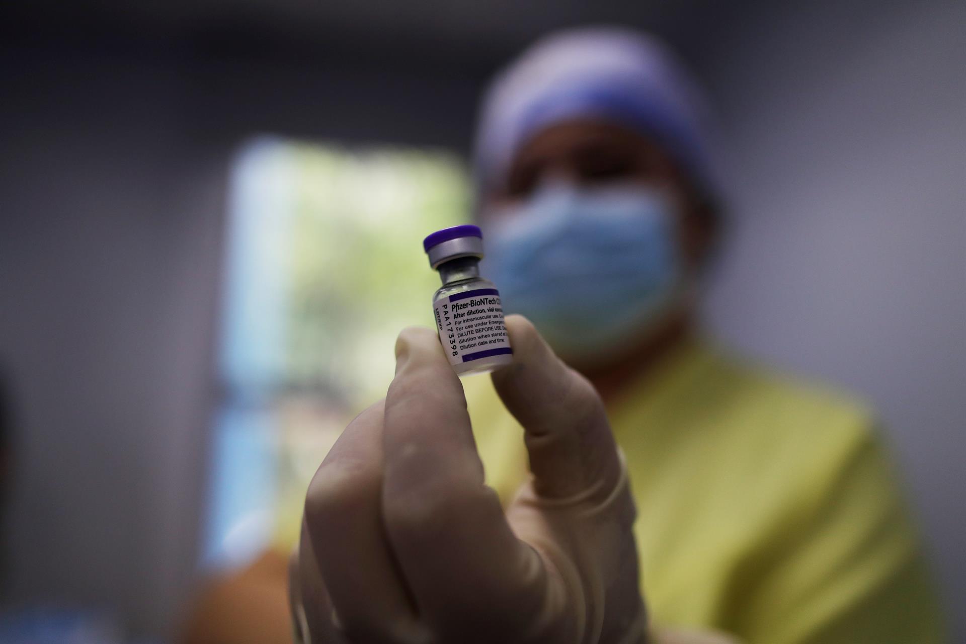 ¿Puedo vacunarme si ya me dio coronavirus?