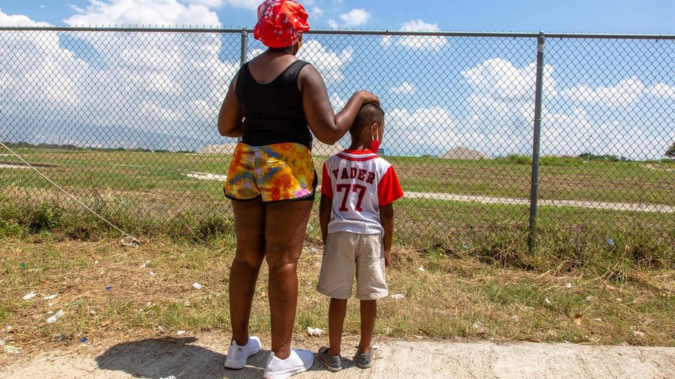 “Los han enviados a un infierno”: los cientos de niños latinoamericanos que Estados Unidos deportó a Haití (aunque no nacieron allí)