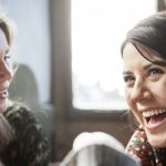 5 hábitos de conversación que puedes usar para conectar mejor con los demás