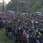 “Mi hijo está muy enfermo”: caravana migrante avanza en el sur de México con notable cansancio y entre lluvia y sol