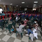 Entre penurias para conseguir dosis, guatemaltecos acuden a vacunar a sus hijos contra el coronavirus