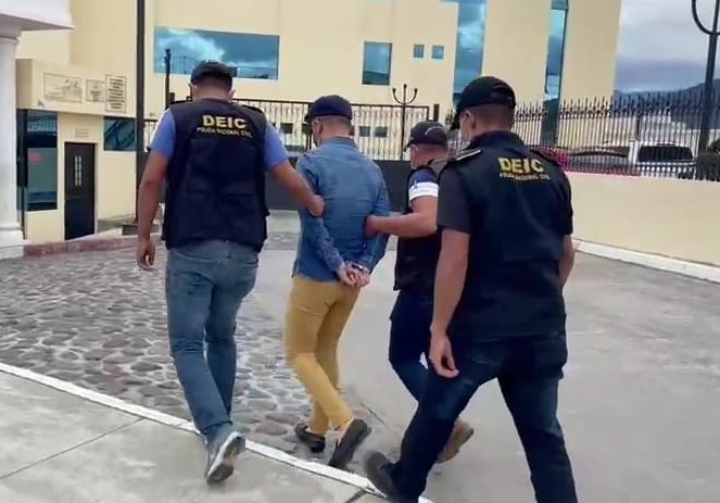 Capturan a supuesto pastor señalado de agresión sexual y de obligar a jóvenes a limpiar su casa y cocinarle