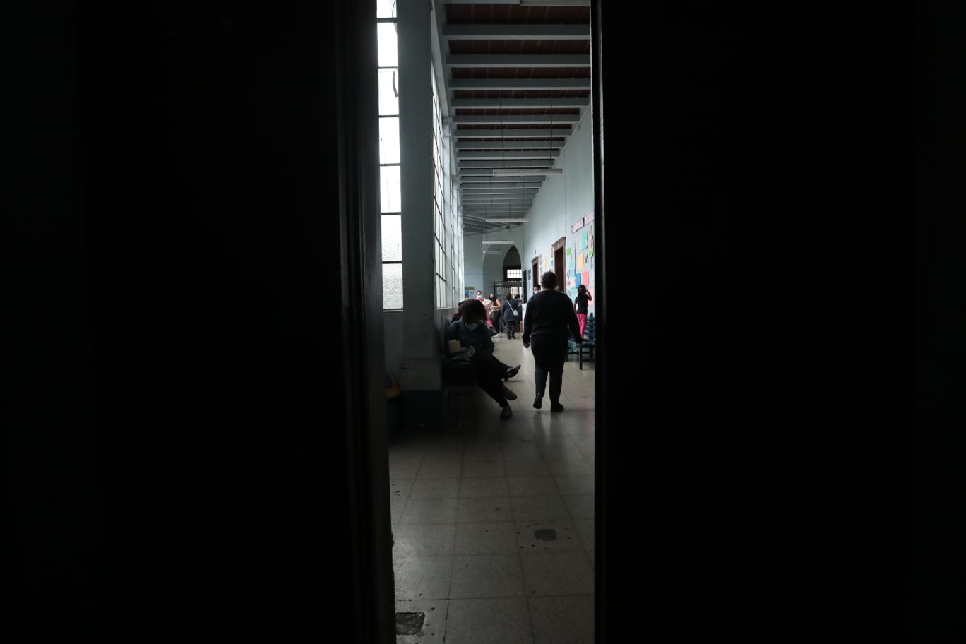 “Tenemos que usar la luz de nuestros celulares”: médicos del centro de Salud de la zona 1 capitalina laboran sin energía eléctrica ni fármacos