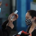En diciembre comenzará aplicación de la tercera dosis de la vacuna contra el coronavirus y Salud priorizará a tres grupos