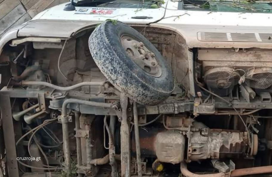 Bus cae en barranco en San Pedro Carchá y al menos 30 pasajeros resultan heridos