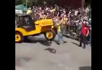 Video: así fue el impactante accidente que sufrió un conductor en desfile de autos en Colombia