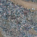 Las imágenes de montículos de ropa vieja que cubren el desierto de Atacama le dan la vuelta al mundo; ¿cómo llegó a ese lugar?