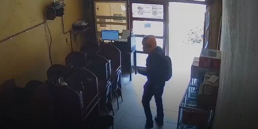 Graban el momento en que delincuentes asaltan un negocio en Alta Verapaz y huyen
