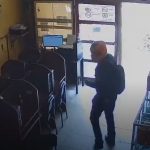 Graban el momento en que delincuentes asaltan un negocio en Alta Verapaz y huyen