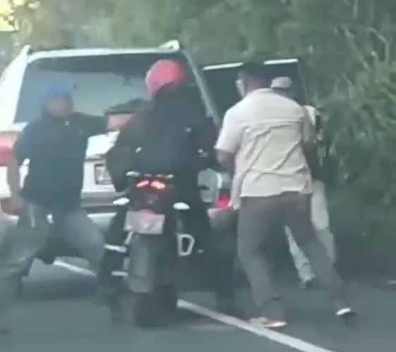 Hombres armados agreden de a motorista en una carretera de&hellip;