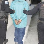 Detienen en Petén a beliceño señalado de haber matado con arma cortante a su conviviente y a una menor